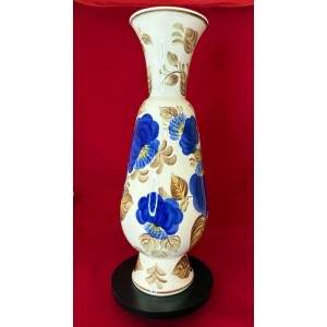 Ваза с синими цветами